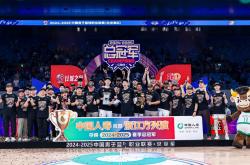 开云体育下载-夺冠压力上升，球队争夺冠军头衔激烈角逐