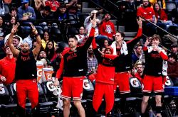 开云体育入口-考辛斯复出首秀，湖人绝杀小牛取得开门红