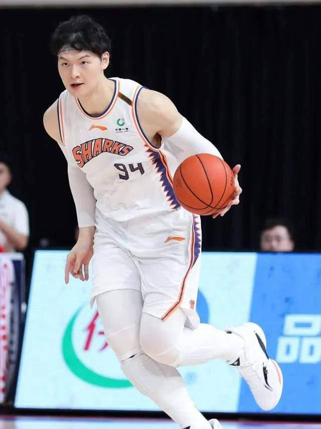 篮球巨星表现抢眼，全力拼搏争夺胜利