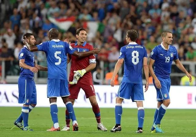 包含欧预赛精彩瞬间全场球迷尖叫欢呼的词条